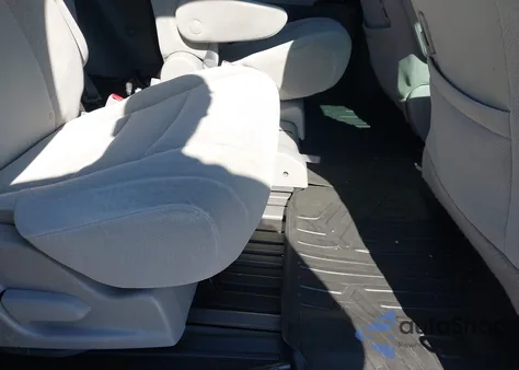 2018 Toyota Sienna Le 8 Passenger из США, поврежденный, VIN 5TDKZ3DC1JS937801